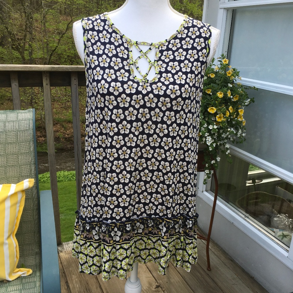 Feminine and flirty Max Studios size M boho tunic top